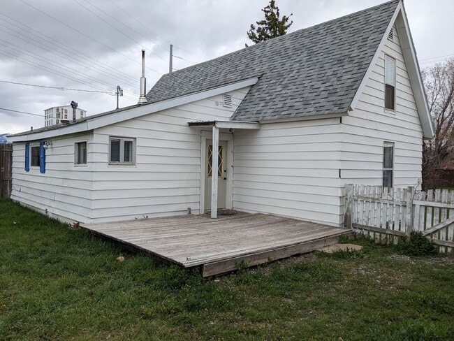 Building Photo - 3 Bed 2 Bath House Near Downtown Belgrade - Dogs Negotiable!