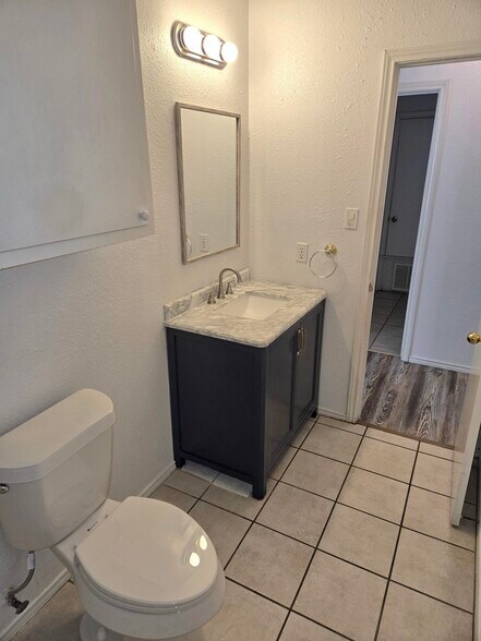 UNIT E, bathroom - 605 College St