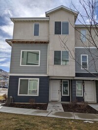 Building Photo - End Unit in Bluffdale