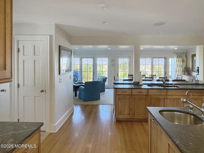 Building Photo - 985 East Ave