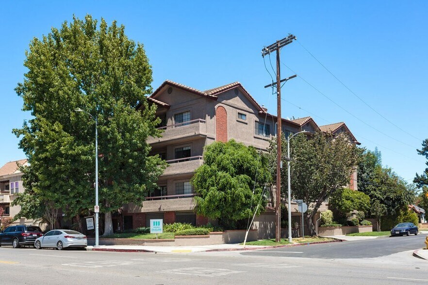 Building Photo - 4454 Coldwater Canyon Ave