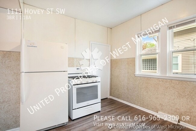 Building Photo - Available Now | 3 Bedroom 1.5 Bath Single ...