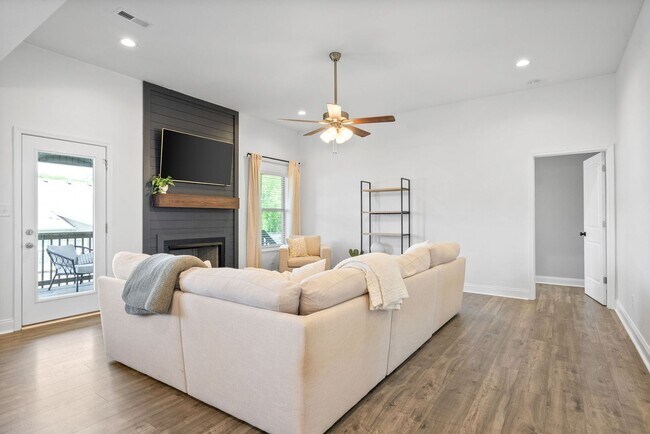 Building Photo - 3 bedroom Pet Friendly Home For Rent Near Needmore Road!