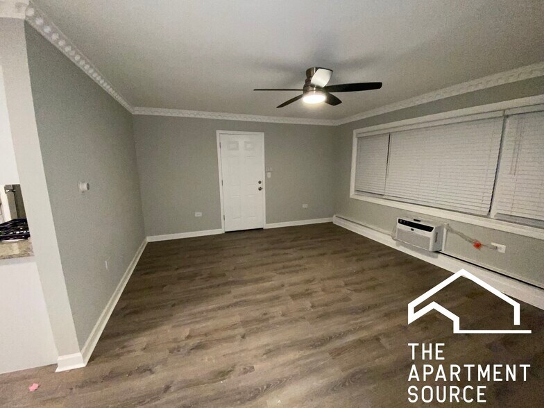 Building Photo - 1321 W Sherwin Ave