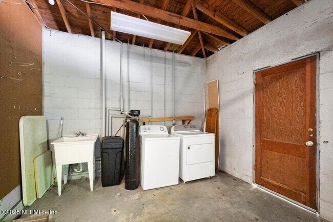 Building Photo - 2240 Jose Cir S