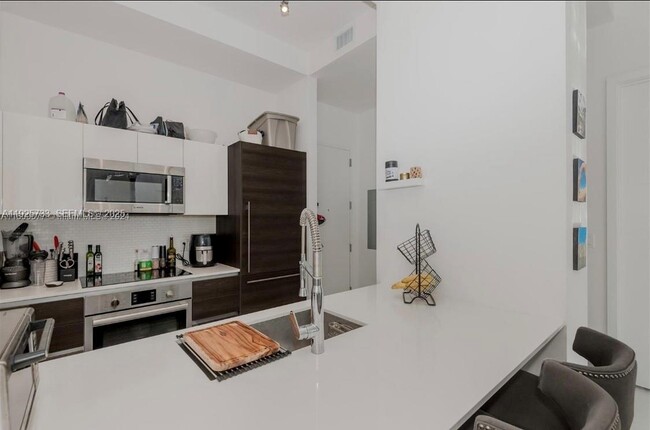 Building Photo - 301 Altara Ave