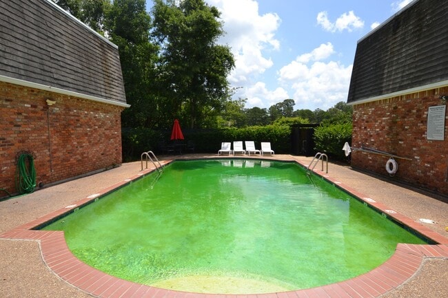 Building Photo - MOVE IN SPECIAL!  Newly updated, 2 bedroom, 2 bath Condo at Westdale Club Condos