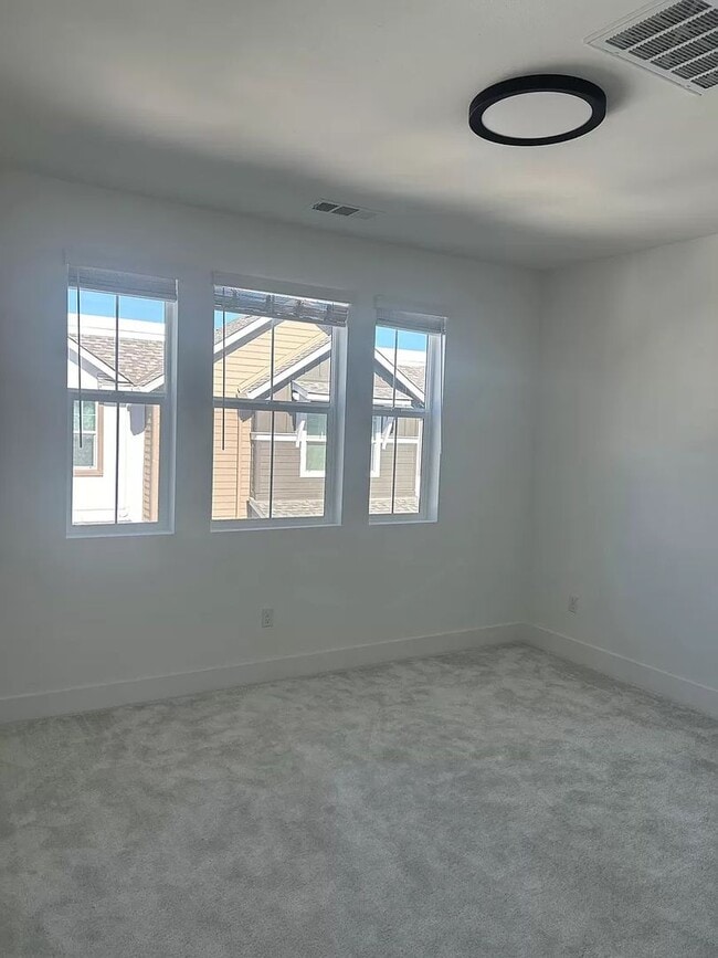 Building Photo - 423 Semillon Ln