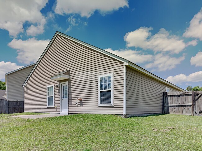 Building Photo - 2043 Cripplecreek Dr