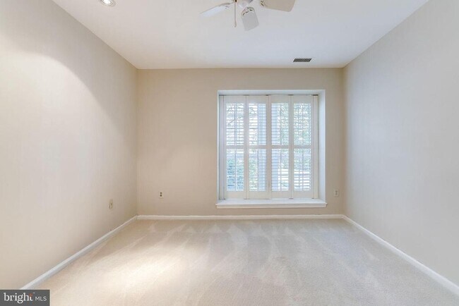 Building Photo - 2429 S Walter Reed Dr