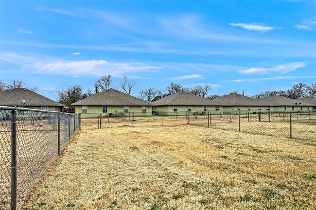 Building Photo - 1022 W Coffin St