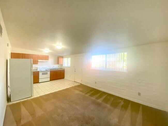 Building Photo - New Flooring! Spacious 1 Bedroom Available...