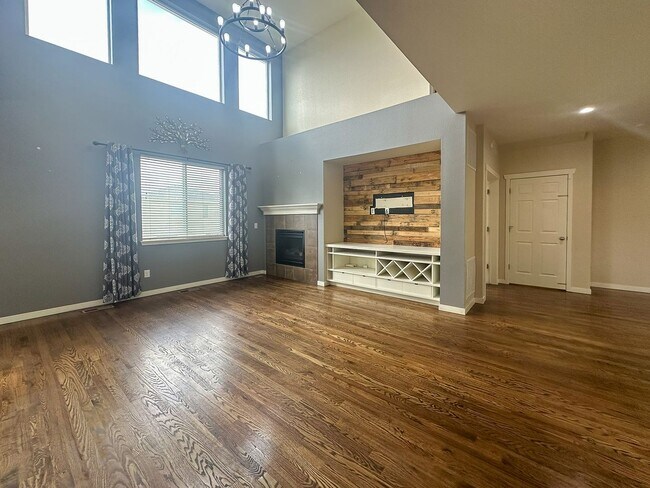 Building Photo - This 4bd home is waiting for you!