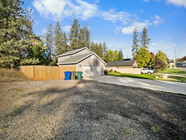 Building Photo - Spacious Home with Fenced Yard & Garage – ...