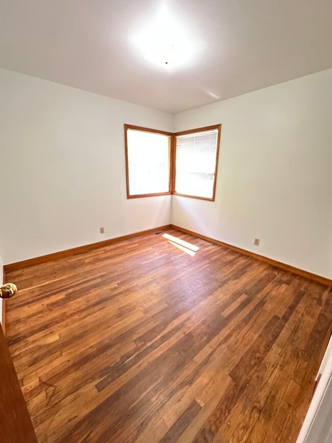 Building Photo - COMING SOON! - 3 Bed 1 Bath Home