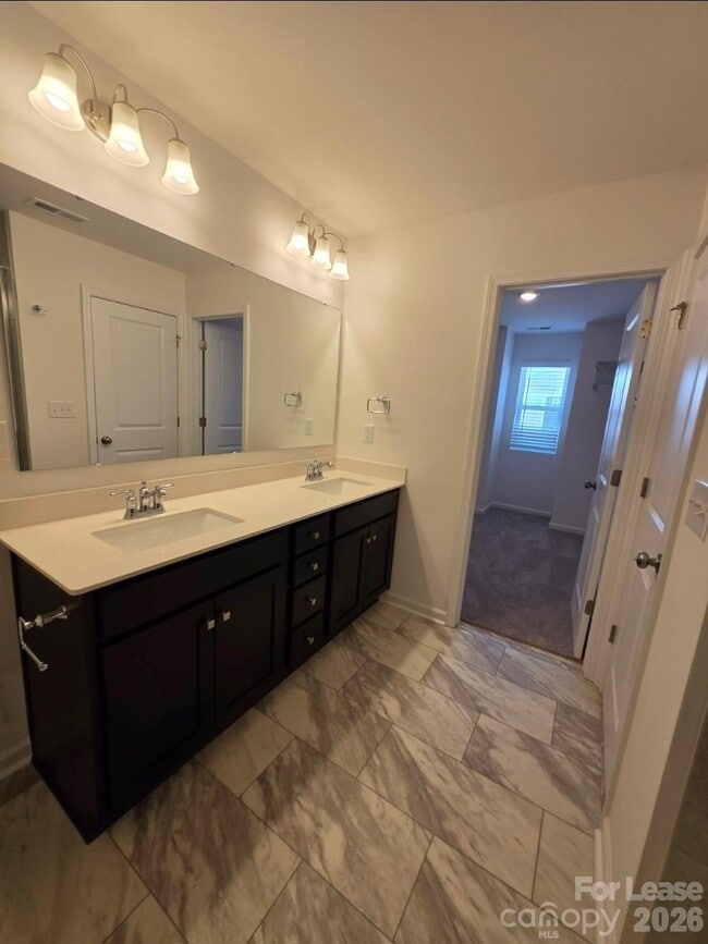 Building Photo - 5240 Kinsbridge Dr