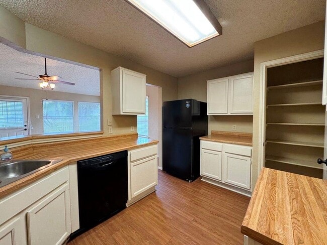 Building Photo - 1002 Great Britain Blvd