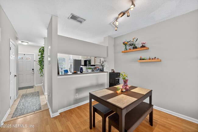 Building Photo - 12311 Kensington Lakes Dr