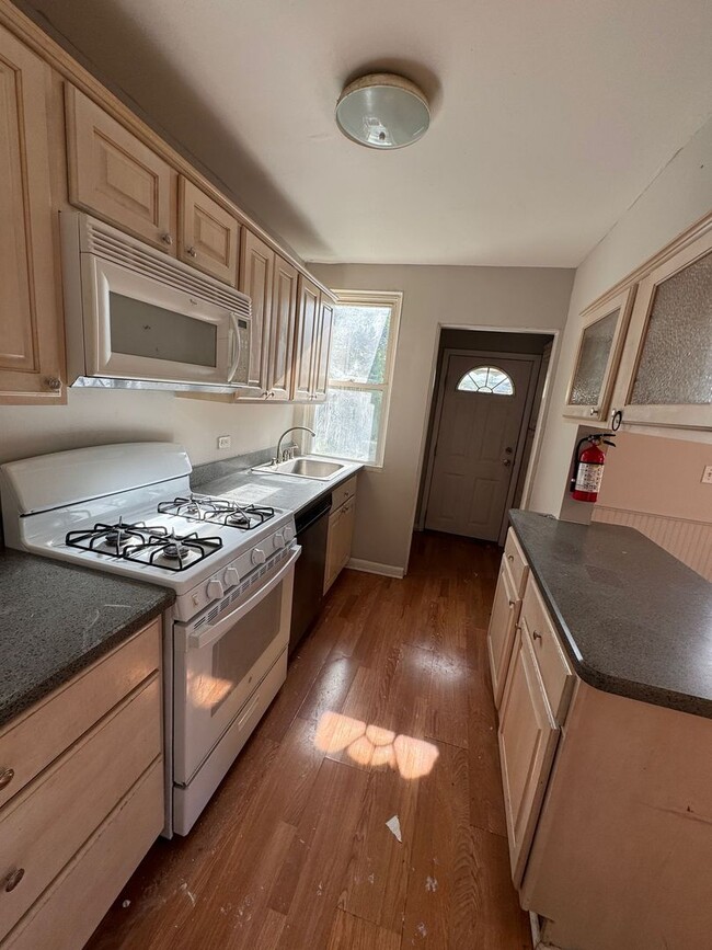 Building Photo - Spacious 3 Bedroom House with 1 bath for R...