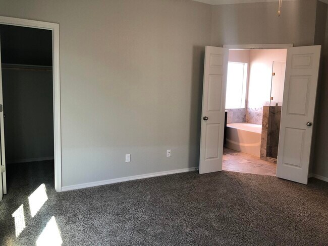 Building Photo - 825 Whitebrush Dr
