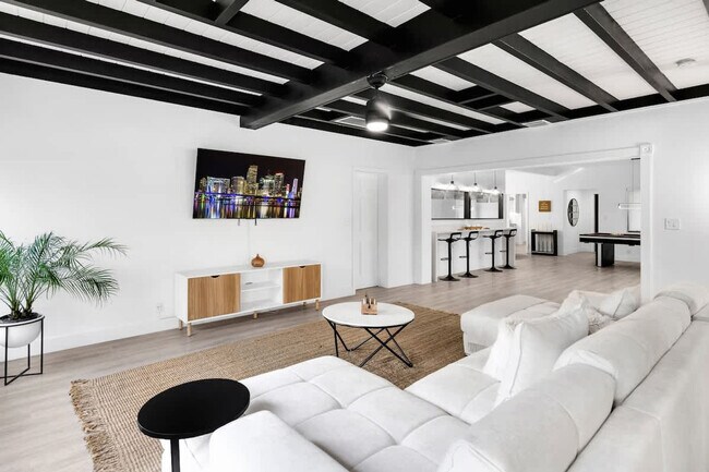 Building Photo - 704 NE 2nd St