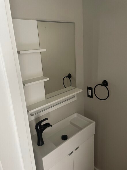 Guest bathroom - 4208 Fort DuPont Ter SE