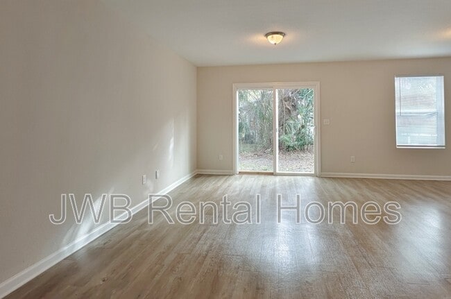 Building Photo - 681 Melba St