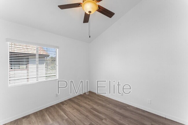 Building Photo - 18182 W Sundowner Way