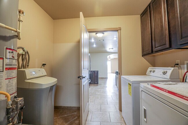 Building Photo - Cozy 3 Bed 2 Bath You've Been Looking For!