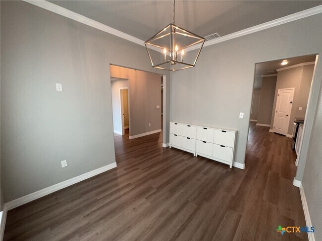 Building Photo - 907 Holliday Dr
