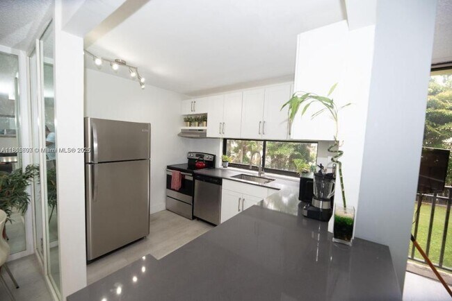 Building Photo - 2 bedroom in Sunny Isles Beach FL 33060