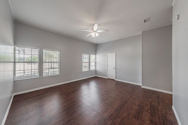 Building Photo - 401 S Anglin St