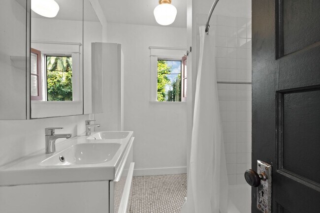 Building Photo - Adorable 1 bed / 1 bath Stand-Alone Bungalow in the Heart of Echo Park with Laundry & Parking