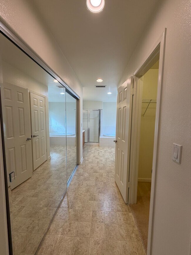 Building Photo - Spacious 4-Bedroom Ewa Beach Home with Den...