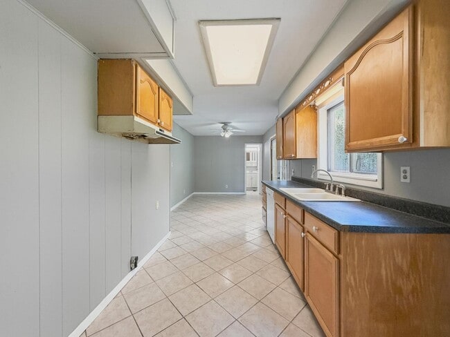 Building Photo - 836 Eastmont Dr