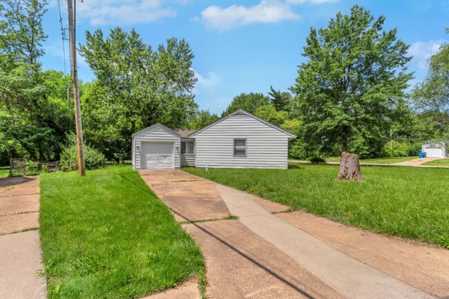 Building Photo - 300 Estridge Rd