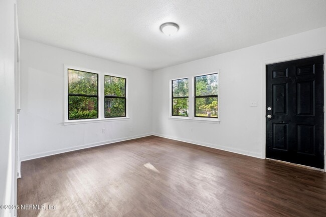 Building Photo - 920 George Cir
