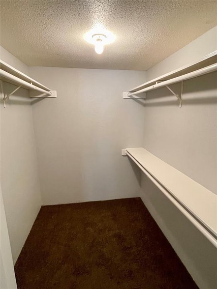 Building Photo - 9797 Leawood Blvd