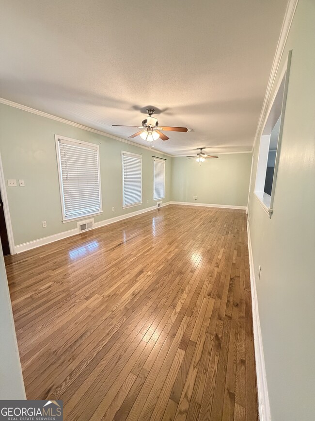 Building Photo - 560 Greencrest Dr