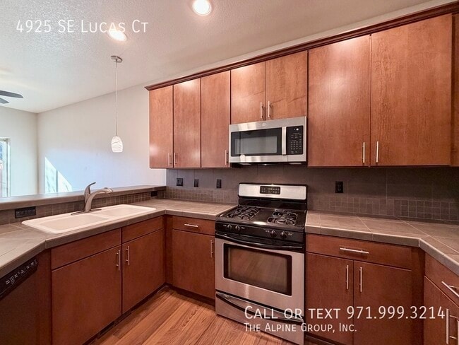 Building Photo - 4925 SE Lucas Ct