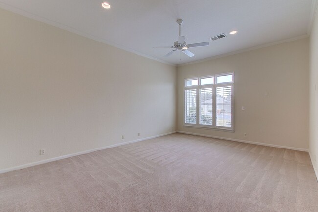 Building Photo - Rare 3 BR / 2.5 BA /  2 Car Garage Westlake Condo 14th Fairway (Austin Country Club) (Eanes ISD)