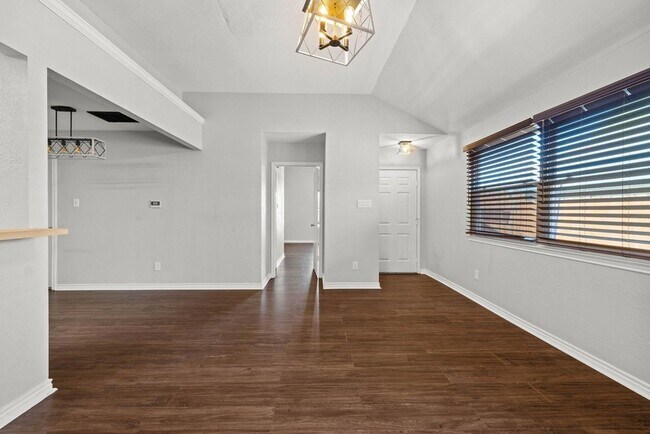 Building Photo - 820 Mica Ln