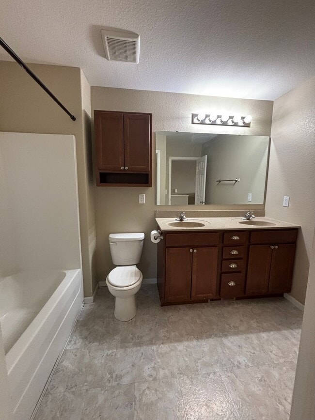 Building Photo - 3 Bedroom Townhome!