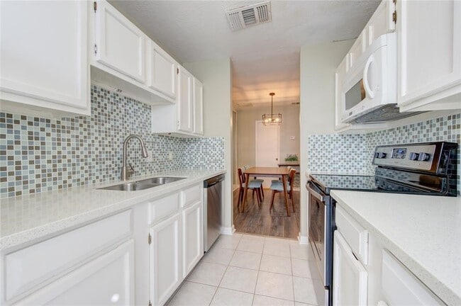 Building Photo - 2379 Briarwest Blvd