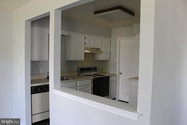 Building Photo - 211 Mews Dr