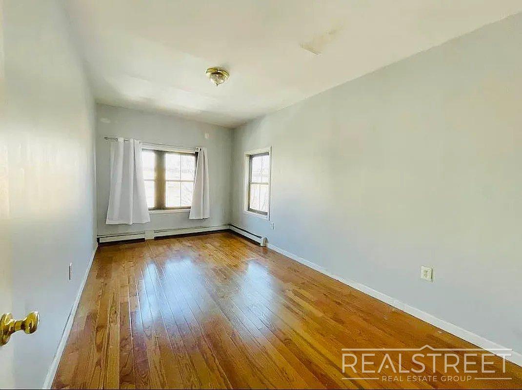 Building Photo - Stunning 1,600 SF Gut-Renovated Duplex Pen...