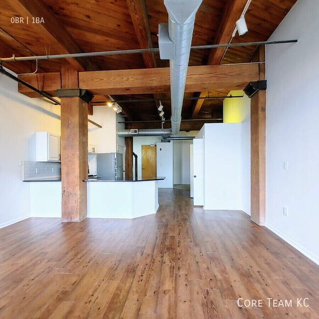 Building Photo - Large studio in River Market!