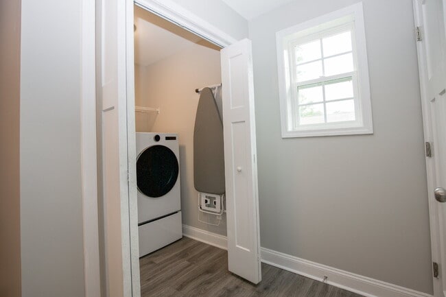 Building Photo - Charming 3-bedroom, 2.5-bath home nestled in the heart of Carthage
