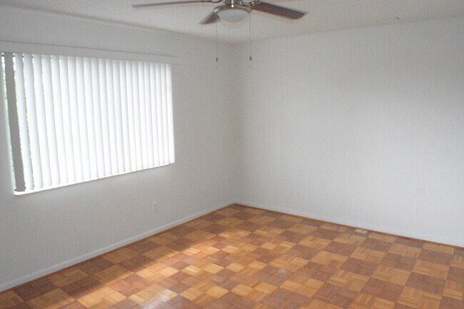 Building Photo - 905 Riverside Dr