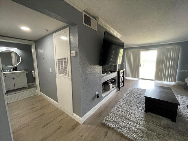 Building Photo - 13905 Fairway Island Dr